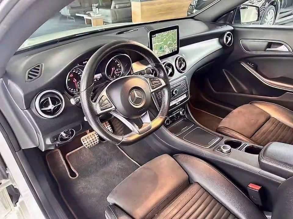Mercedes-Benz CLA 220 d Shooting Brake AMG Line - image 7