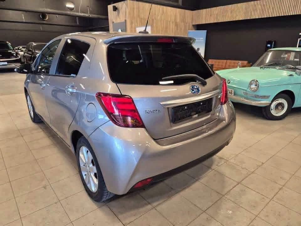 Toyota Yaris Hybride - image 2