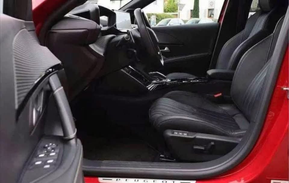 Peugeot 208 PureTech 130 EAT8 GT Line/Allure - image 10
