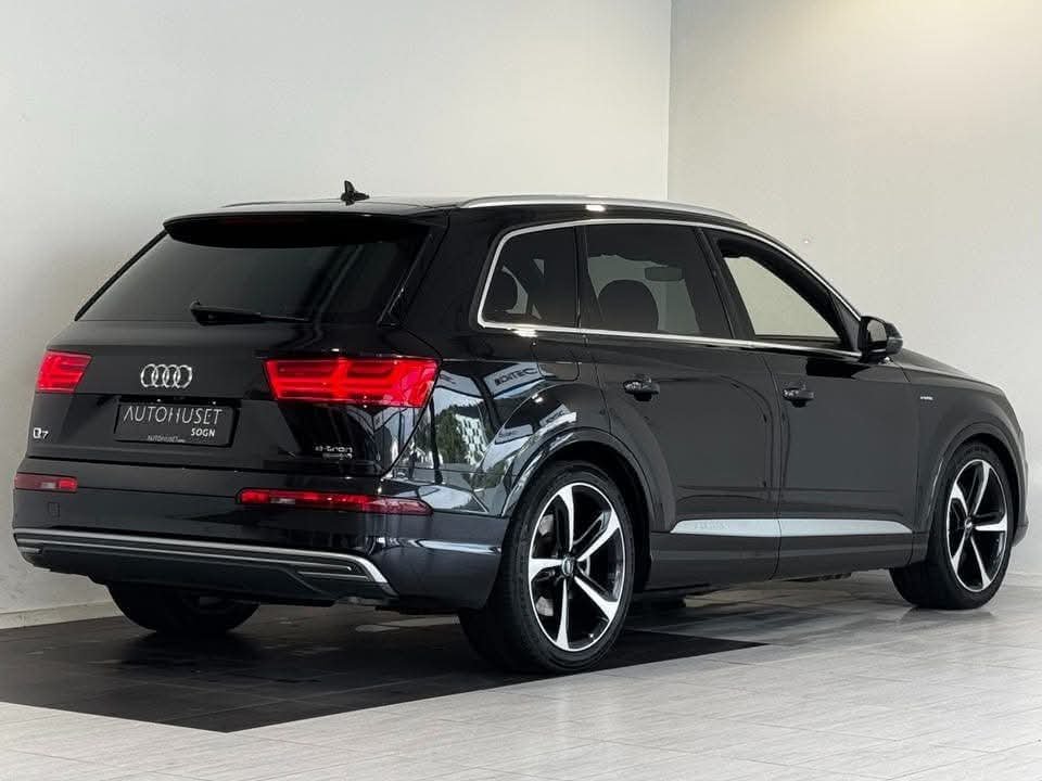 Audi Q7 SUV - image 15