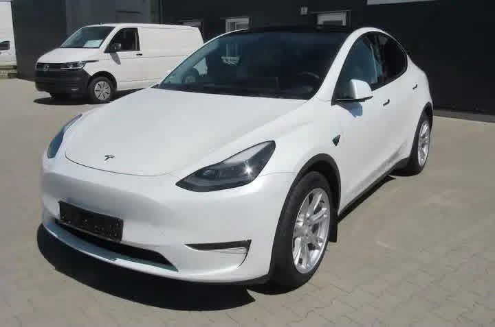 Tesla Model Y Long Range AWD - image 2