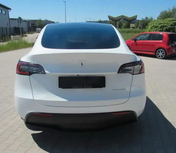 Tesla Model Y Long Range AWD - image 4