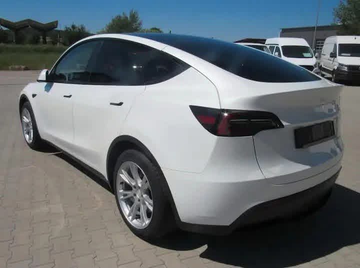 Tesla Model Y Long Range AWD - image 9