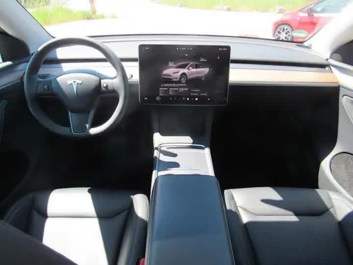 Tesla Model Y Long Range AWD - image 15