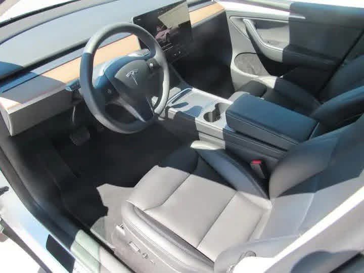 Tesla Model Y Long Range AWD - image 17