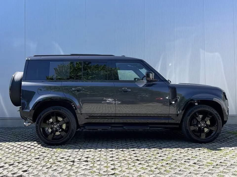 Land Rover Defender 110 - image 2