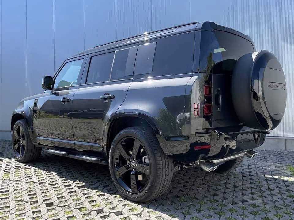 Land Rover Defender 110 - image 4