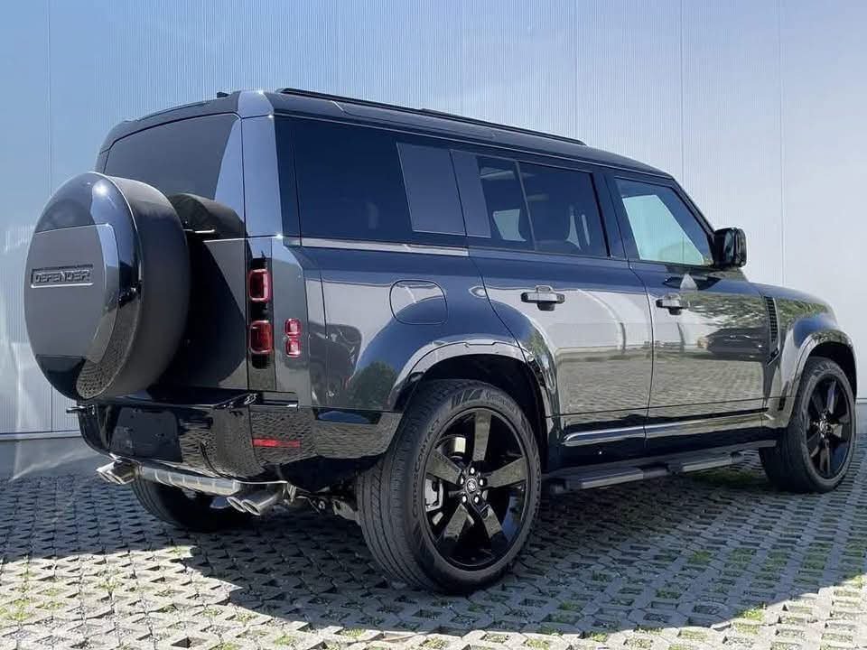 Land Rover Defender 110 - image 5
