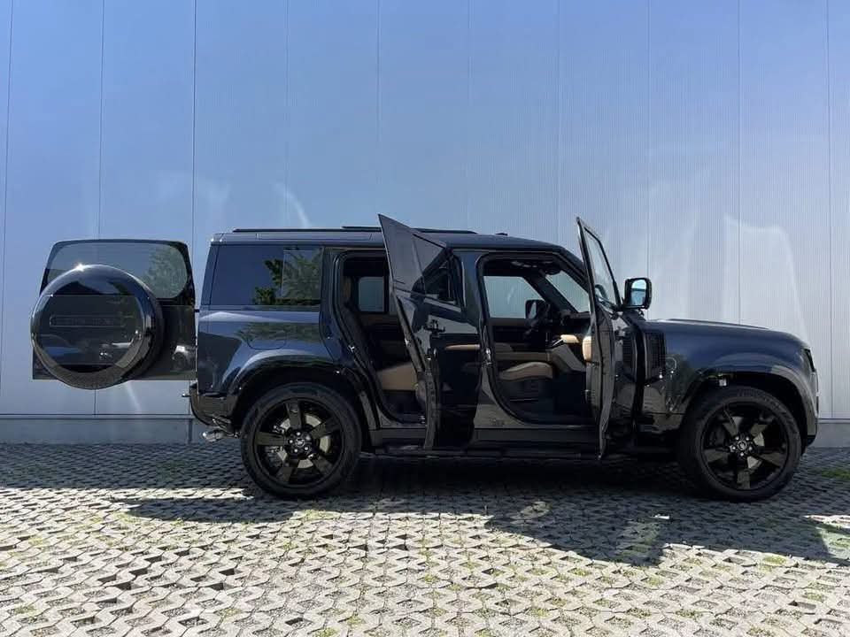 Land Rover Defender 110 - image 9