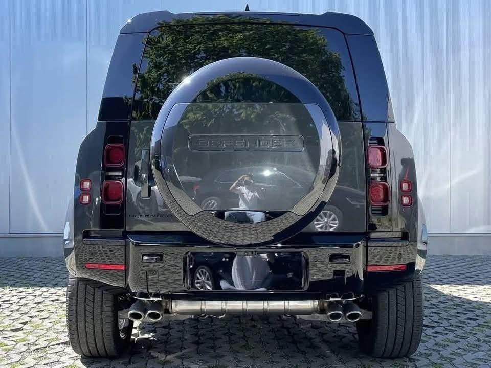 Land Rover Defender 110 - image 12