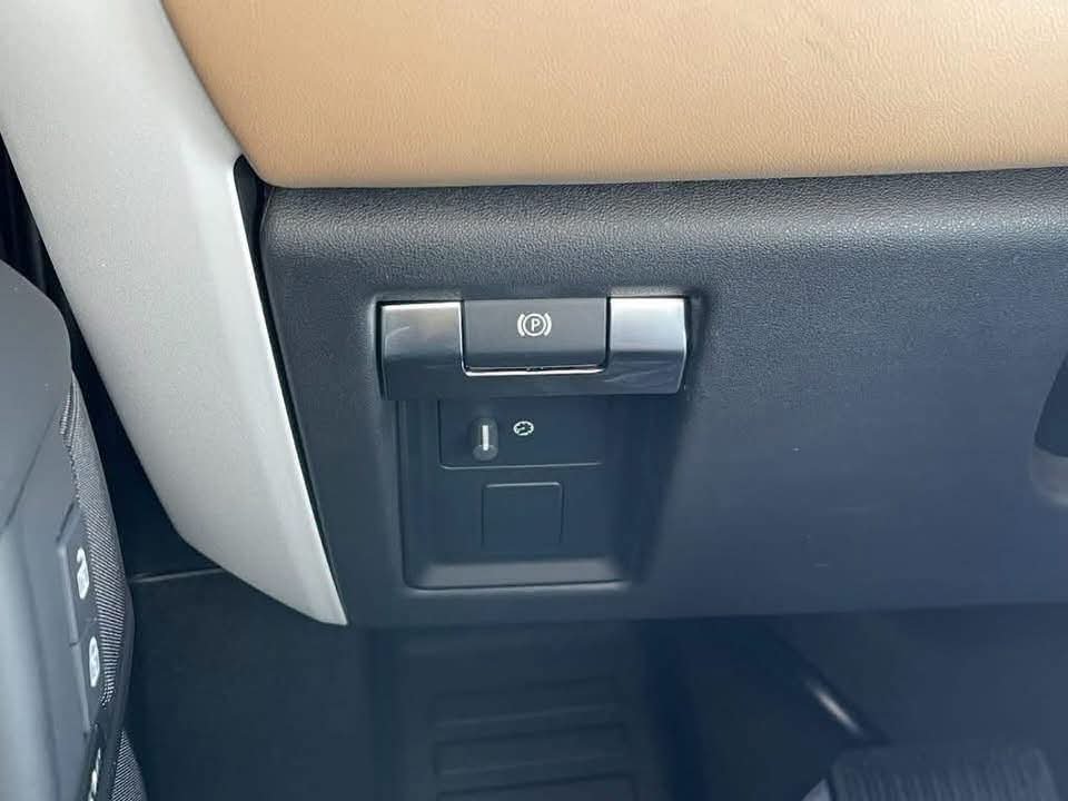 Land Rover Defender 110 - image 14