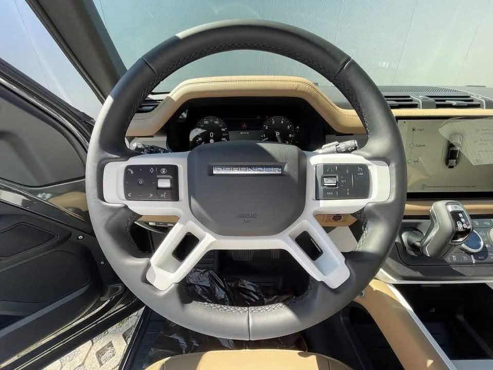 Land Rover Defender 110 - image 24