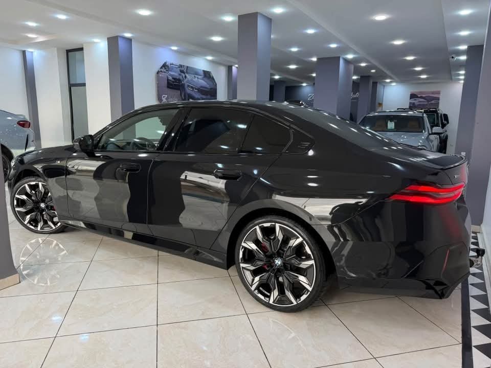 BMW 520d xDrive Black Edition - image 6