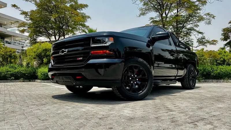 Chevrolet Silverado Z71 Night - image 2
